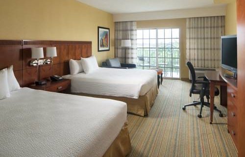 Courtyard Marriott Fort Lauderdale Aiport / Cruise Port bedroom