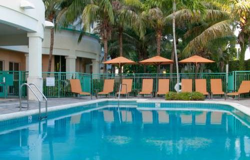 Courtyard Marriott Fort Lauderdale Aiport / Cruise Port pool 2