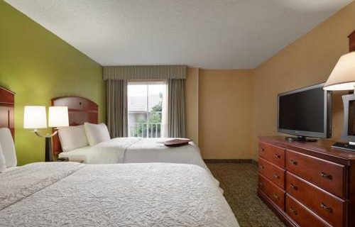 Hampton Inn Suites FtLauderdale Airport bedroom