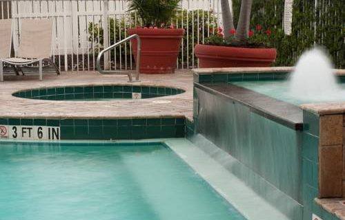 springhill-suites-ftlauderdale-airport-pool-jacuzzi